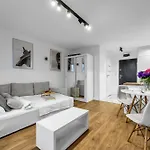 Muranow - 10th Floor, Trams Nearby - By Rentujemy *